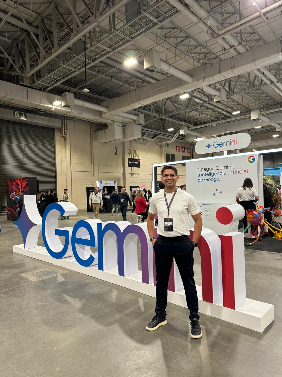 Mateus Castro no stand do Google Gemini